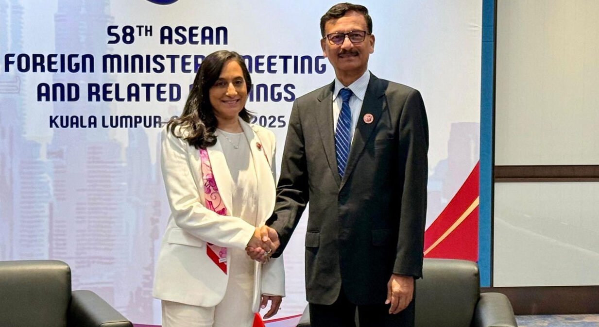 কানাডার পররাষ্ট্রমন্ত্রীর সঙ্গে পররাষ্ট্র উপদেষ্টার সাক্ষাৎ
