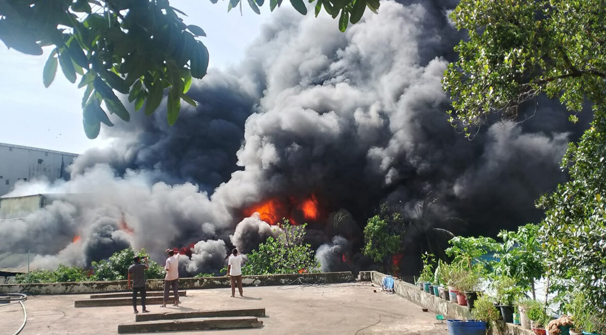 কর্ণফুলী ইপিজেডে ভয়াবহ আগুন