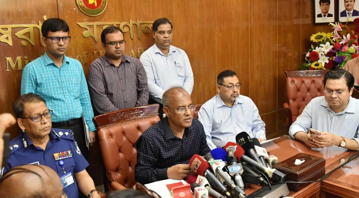 চিহ্নিত সন্ত্রাসীদের ধরতে চিরুনি অভিযান শুরু হতে পারে: স্বরাষ্ট্র উপদেষ্টা