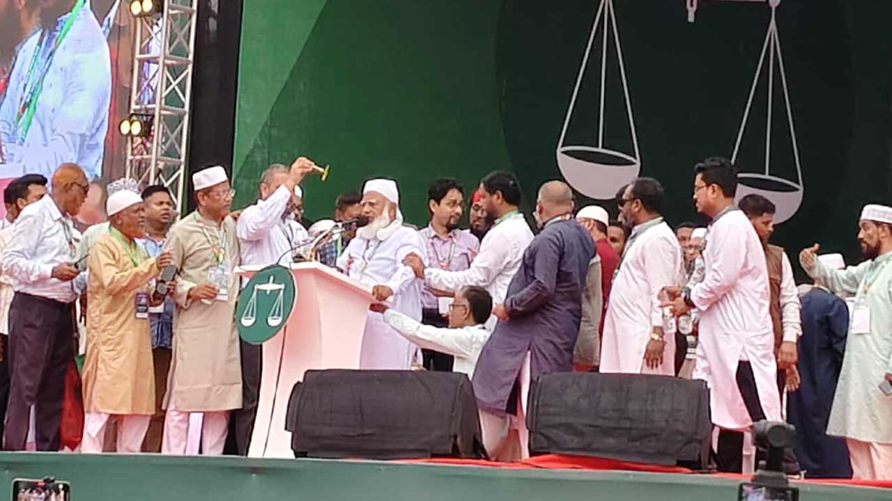 মঞ্চে অসুস্থ হয়ে পড়ে গেলেন জামায়াত আমির