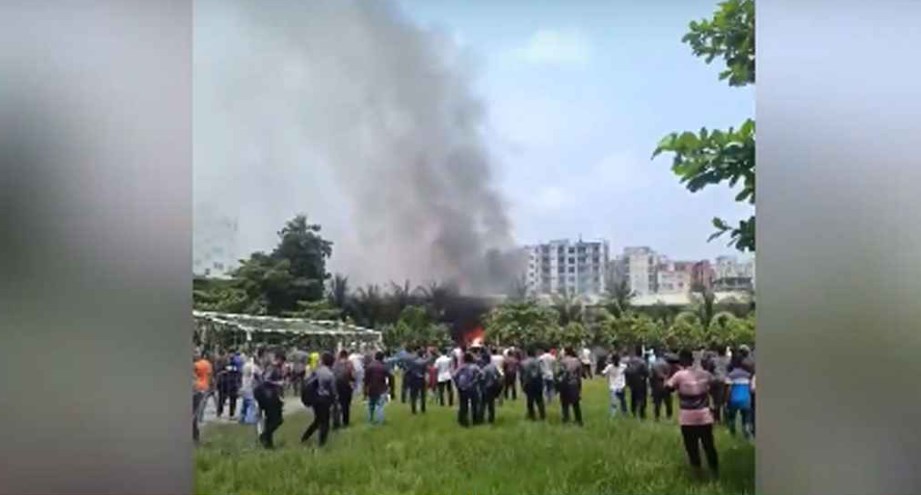 রাজধানীর উত্তরায় বিমান বিধ্বস্ত, হতাহতের শঙ্কা