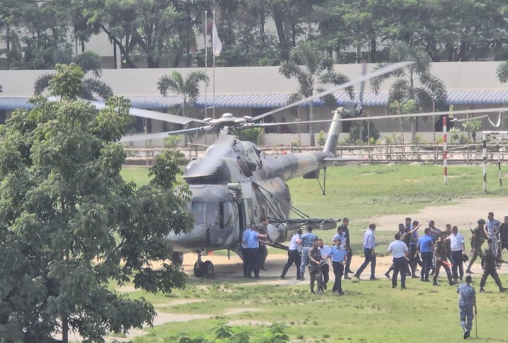 সেনাবাহিনীর ও নৌ বাহিনীর হেলিকপ্টার দিয়ে উদ্ধার অভিযান চলছে