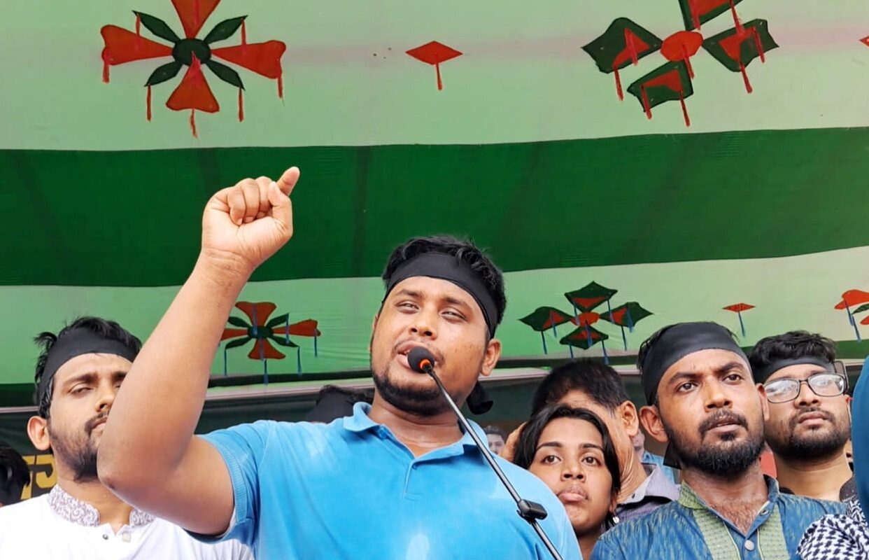এ দেশে বাহিনী ছাড়া সিভিলিয়ানরা কখনো হিরো হতে পারে না: হাসনাত