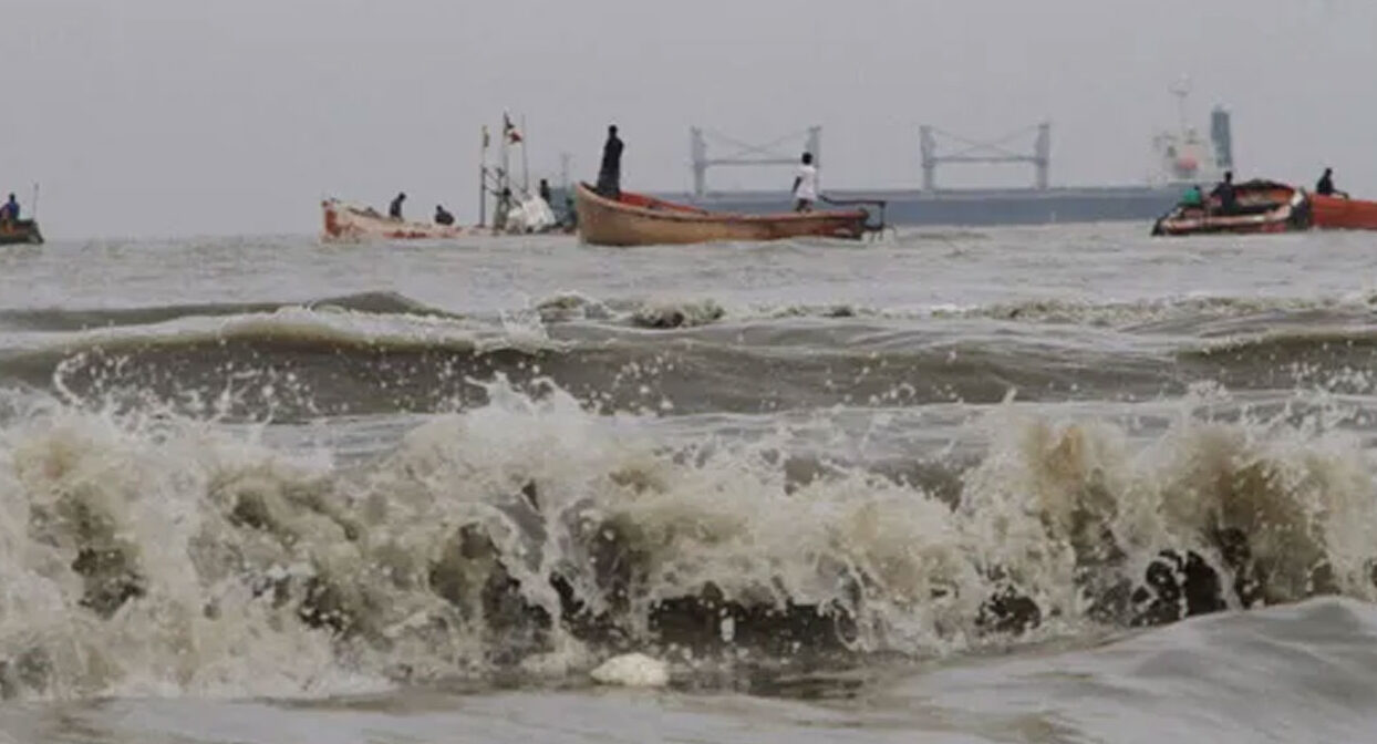 সমুদ্র বন্দরে ৩ নম্বর সতর্ক সংকেত