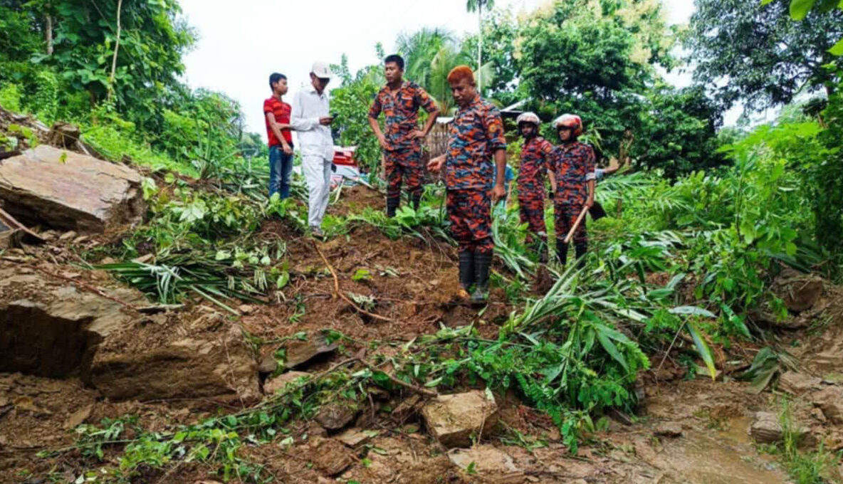 সাজেক সড়কে পাহাড় ধস, চার শতাধিক পর্যটক আটকা