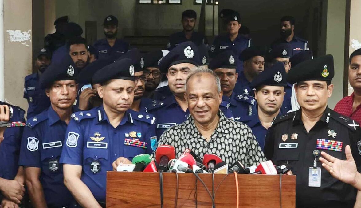 নির্বাচনের আগে সব অবৈধ অস্ত্র উদ্ধার করা হবে : স্বরাষ্ট্র উপদেষ্টা