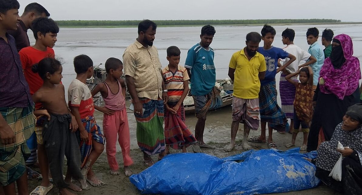 নোঙর করা ট্রলারে বাল্কহেডের ধাক্কা, নিহত ২