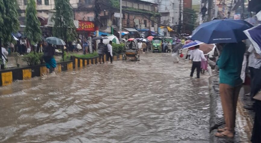 টানা বৃষ্টিতে চট্টগ্রাম নগরে জলাবদ্ধতা, যানজটে বেড়েছে দুর্ভোগ