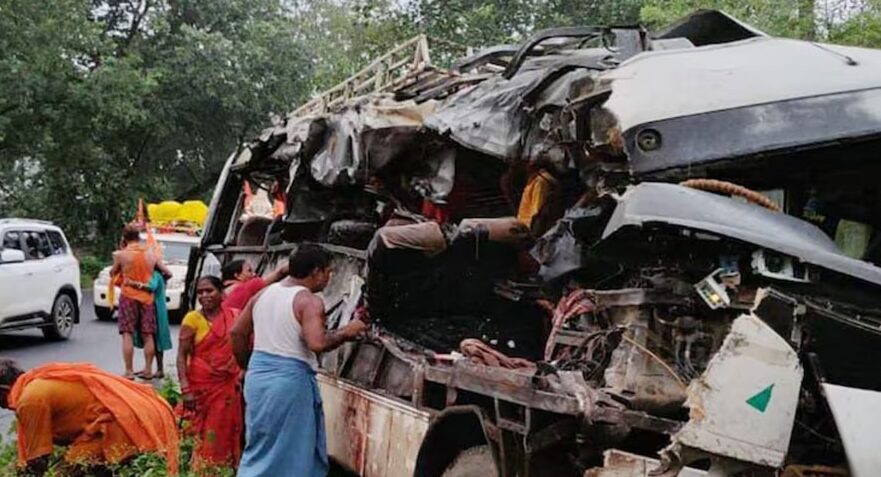 ঝাড়খণ্ডে বাস-ট্রাকের মধ্যে ভয়াবহ সংঘর্ষ, ১৮ পুণ্যার্থী নিহত