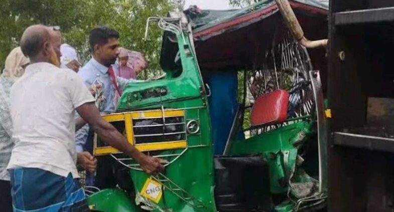 কক্সবাজারে অটোরিকশায় ট্রেনের ধাক্কা, প্রাণ গেল চারজনের