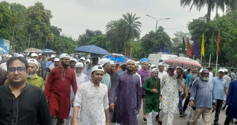 বৃষ্টি উপেক্ষা করে মানিক মিয়া এভিনিউয়ে জনতার ঢল