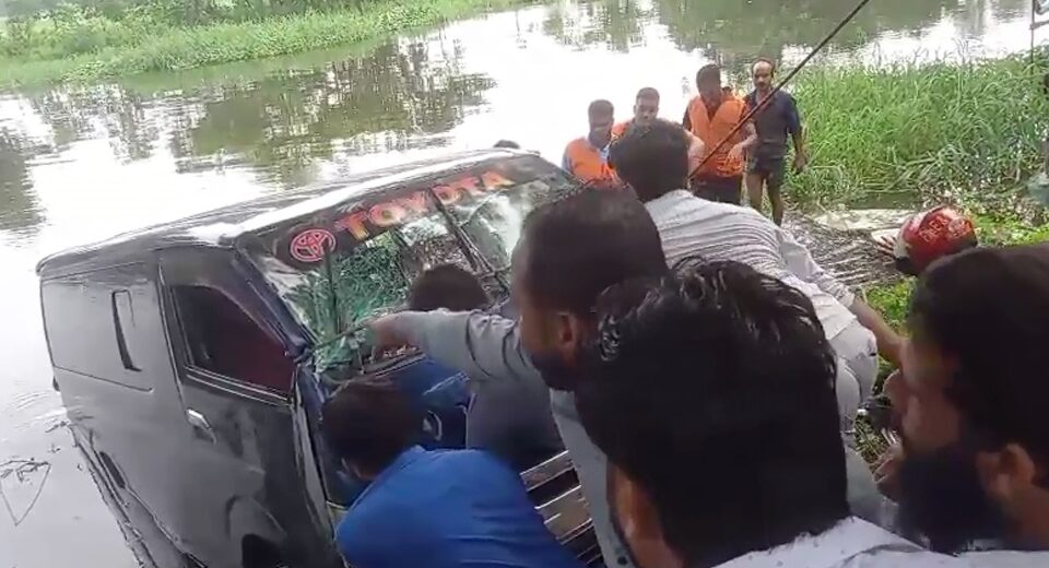 প্রবাসীকে আনতে গিয়ে একই পরিবারের ৭ জন নিহত