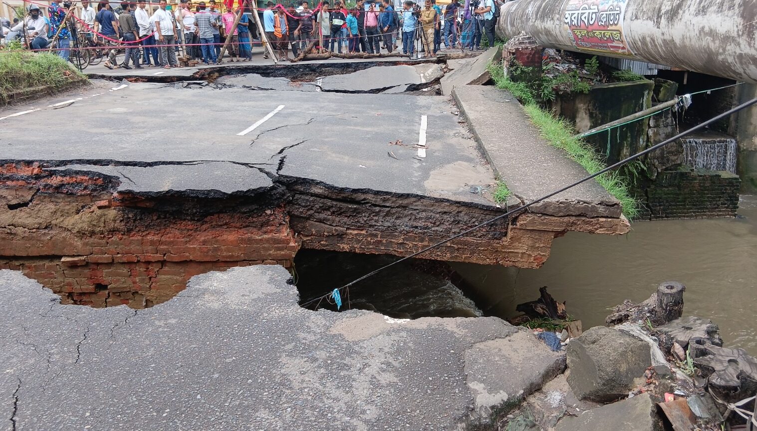 চট্টগ্রামে ভারী বর্ষণে ভেঙে গেল ব্রিজ, যান চলাচল বন্ধ