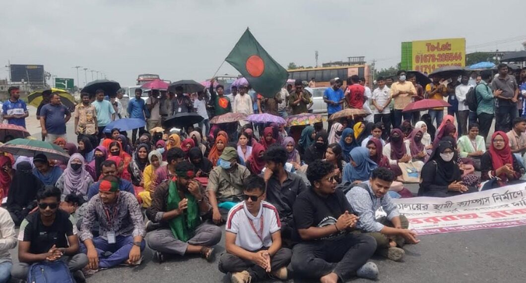 সড়কে রবীন্দ্র বিশ্ববিদ্যালয়ের শিক্ষার্থীরা, ঢাকা-উত্তরবঙ্গ যোগাযোগ বন্ধ