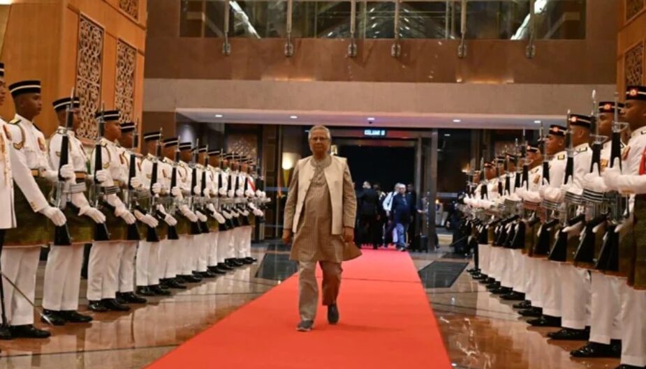অধ্যাপক ইউনূসকে লাল গালিচা সংবর্ধনা দিল মালয়েশিয়া