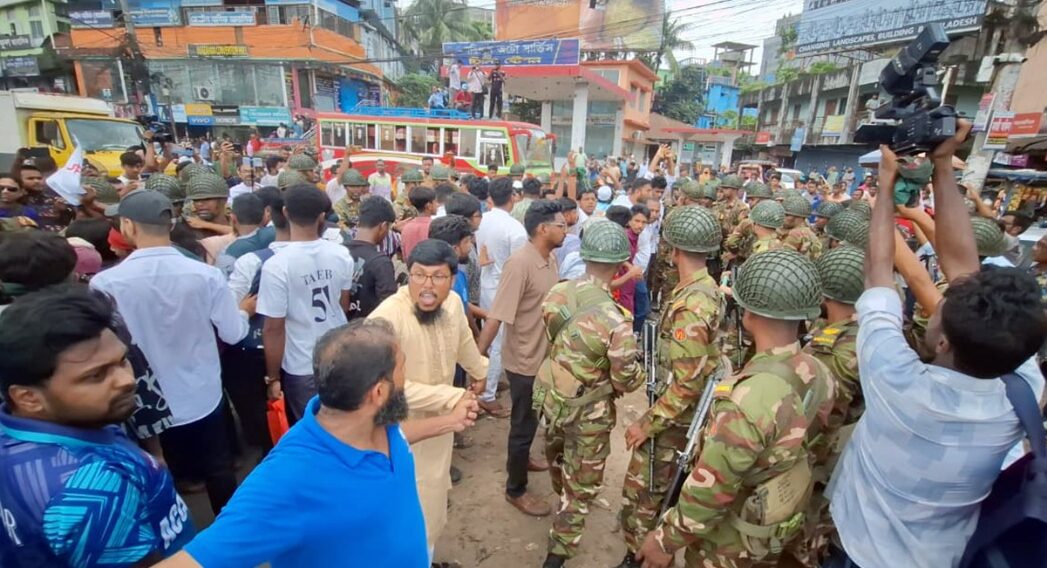 আন্দোলনে অবরুদ্ধ বরিশাল শহর