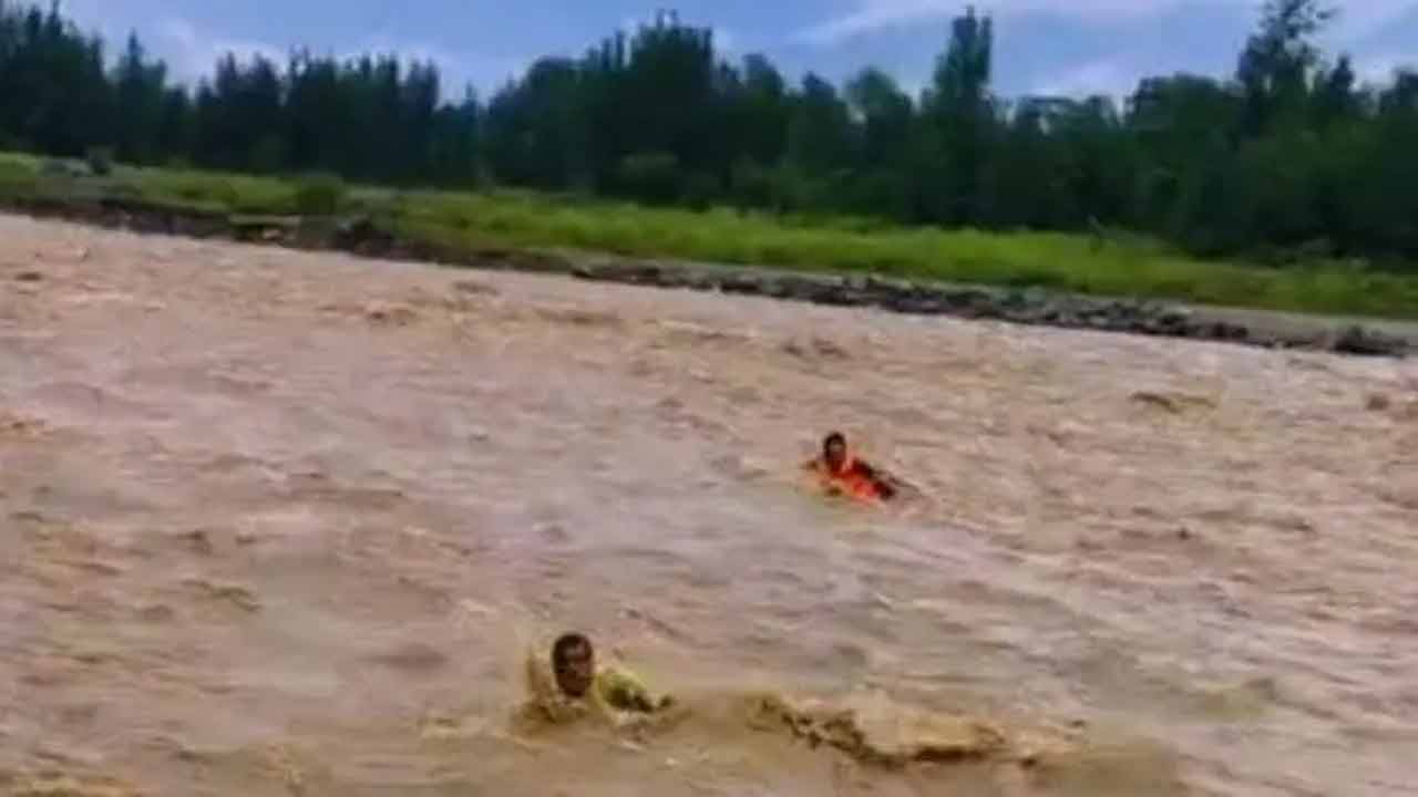 পাকিস্তানে ভারী বৃষ্টিপাত ও বন্যার সতর্কতা জারি, ভূমিধসের আশঙ্কা