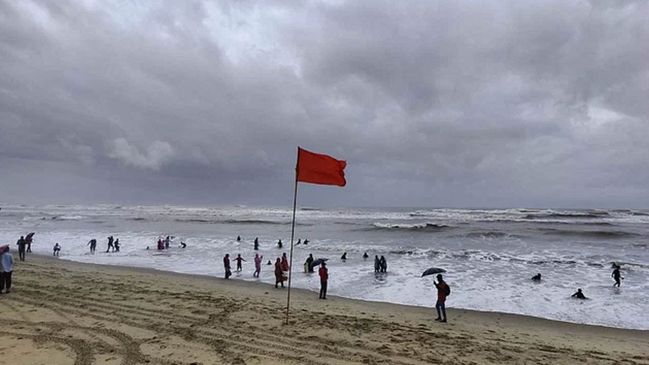 চার সমুদ্রবন্দরে ৩ নম্বর সতর্ক সংকেত
