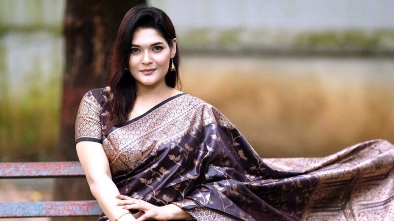 সাহসী চরিত্রে অভিনয়ের ক্রেডিট আমার স্বামীর : সাদিয়া
