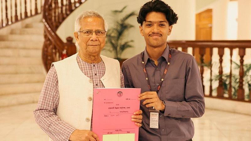 সাগর-রুনির সন্তান মেঘের হাতে পূর্বাচলের প্লটের দলিল হস্তান্তর করলেন প্রধান উপদেষ্টা