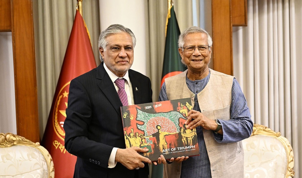 প্রধান উপদেষ্টার সঙ্গে পাকিস্তানের উপ-প্রধানমন্ত্রী ও পররাষ্ট্রমন্ত্রী ইসহাক দারের সাক্ষাৎ