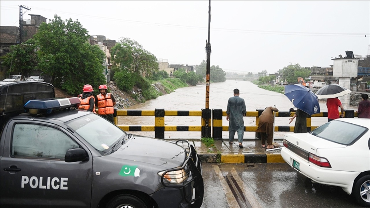 ভারত থেকে প্রচণ্ড বেগে আসছে পানি, হাজার হাজার মানুষকে সরালো পাকিস্তান