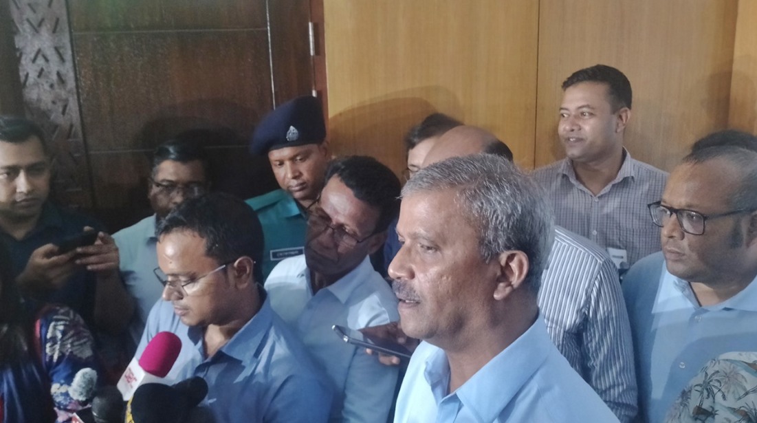 গুজব-গুঞ্জন নিয়ে বিচলিত হওয়ার কিছু নেই : আইন উপদেষ্টা