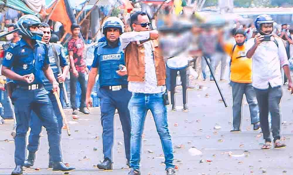 এক ছবিতেই ফেঁসে গেলেন পুলিশ কর্মকর্তা কনক
