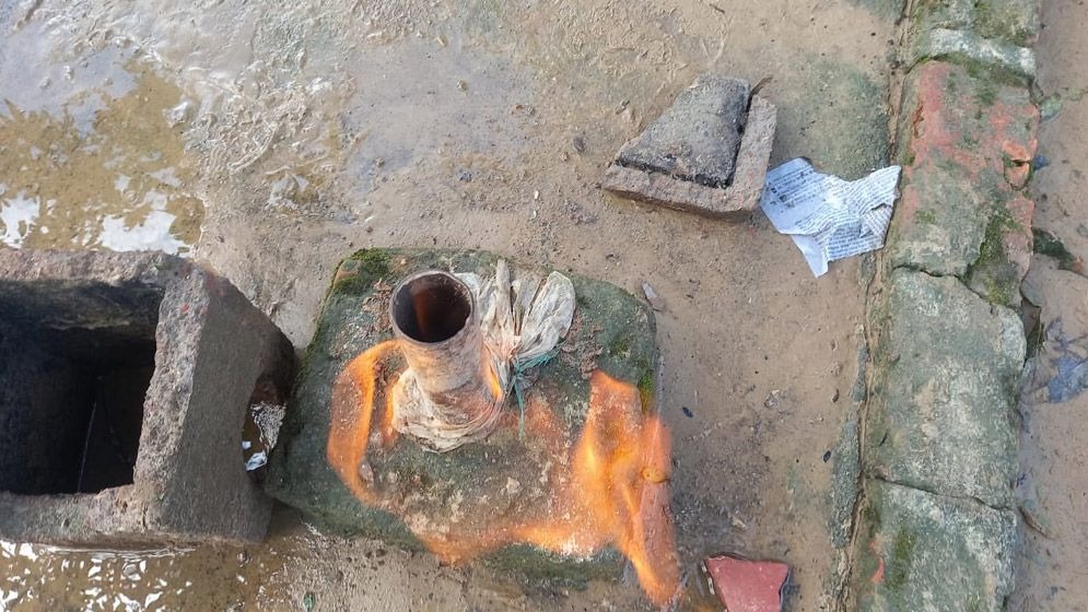 নেত্রকোণায় নলকূপের পাইপ থেকে উঠছে গ্যাস, জ্বলছে আগুন