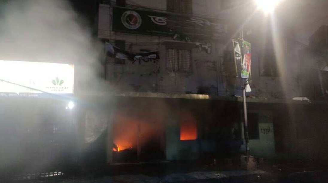 জাতীয় পার্টির কার্যালয়ে হামলা-অগ্নিসংযোগ