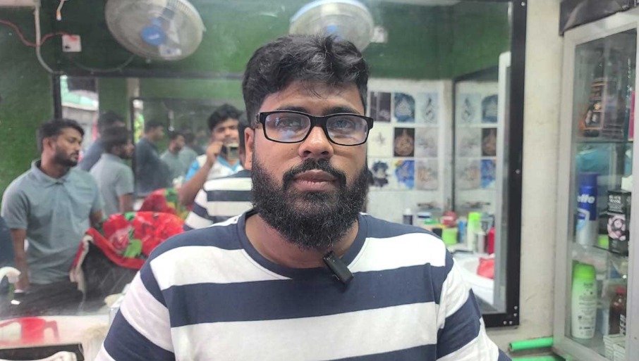 ওমান থেকে দেশে এলে বাবা-মা বাড়ি থেকে বের করে দেয় মুজাহিদকে