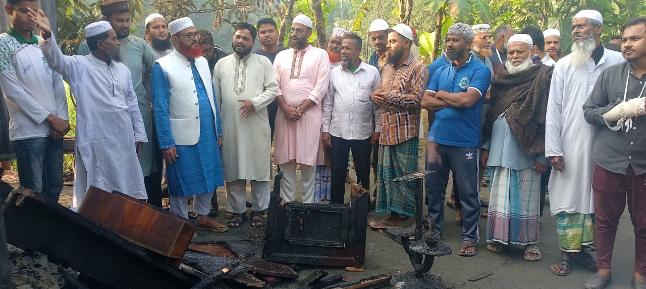 চাঁদপুরে আগুনে পুড়ে ঘরহারা পরিবার, পরিদর্শনে এমপি প্রার্থী অ্যাডভোকেট শাহজাহান