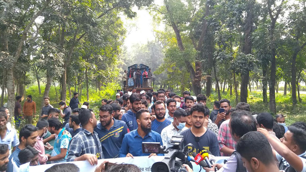 বাকৃবি শিক্ষার্থীদের অবরোধ, ঢাকা-ময়মনসিংহ ট্রেন চলাচল বন্ধ