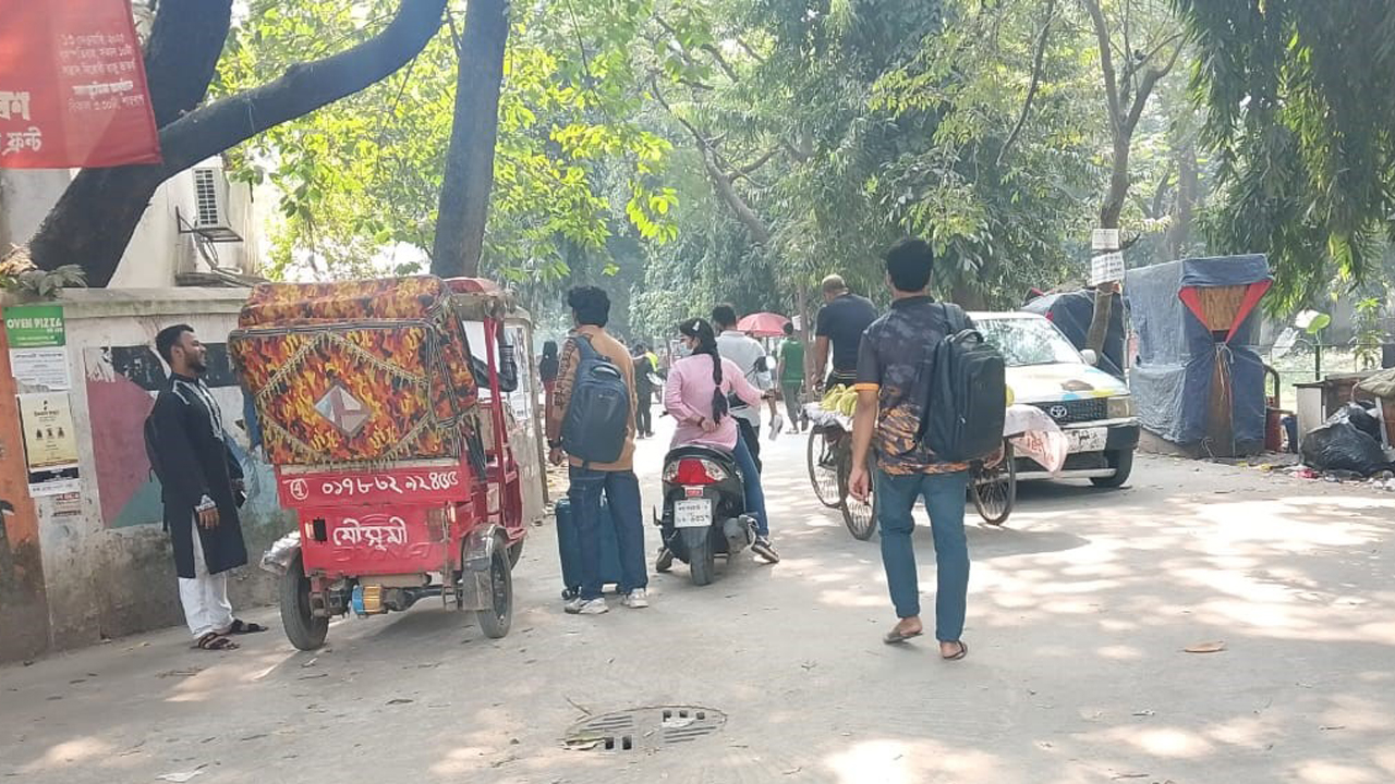 ঢাবি বন্ধের সিদ্ধান্তে হল ছাড়তে শুরু করেছেন শিক্ষার্থীরা