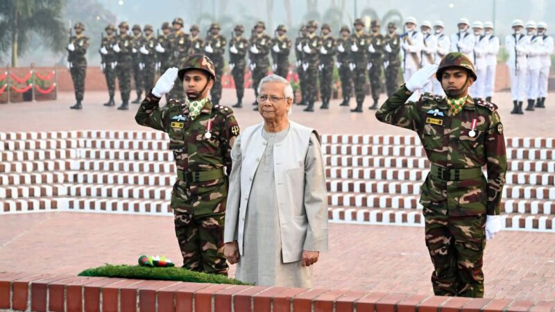 বিজয় দিবসে বীর শহীদদের প্রতি শ্রদ্ধা জানালেন প্রধান উপদেষ্টা