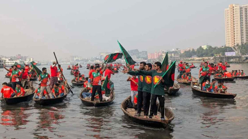 বিজয় দিবসে জবি শিবিরের ব্যতিক্রমী নৌ র‍্যালি