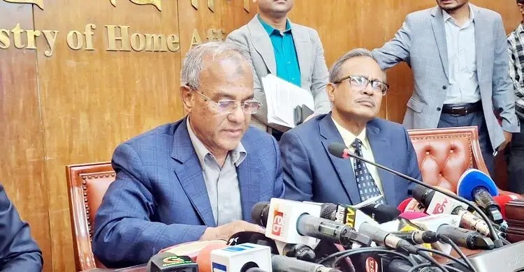 নিরাপত্তা ঝুঁকিতে থাকা ২০ জনকে গানম্যান দেওয়া হয়েছে: স্বরাষ্ট্র উপদেষ্টা