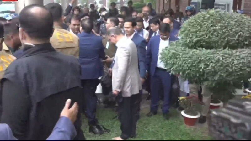 খালি পায়ে মাতৃভূমির মাটি ছুঁলেন তারেক রহমান