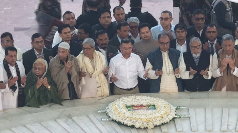 ১৯ বছর পর বাবার কবরের পাশে তারেক রহমান