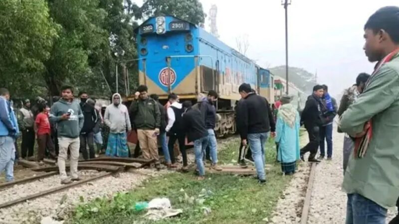 রেললাইনের পাত তোলায় অগ্নিবীনা ট্রেন লাইনচ্যুত, ঢাকা-ময়মনসিংহ রেল চলাচল বন্ধ