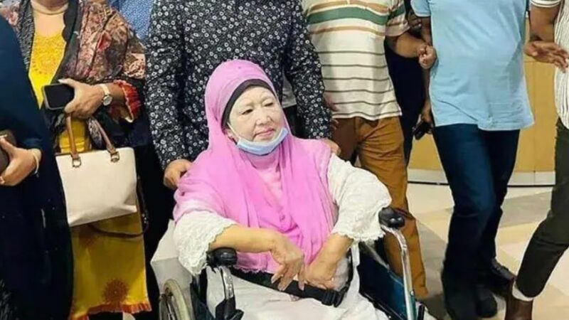 মৃত ঘোষণার সময় তারেক রহমানসহ যারা ছিলেন বেগম জিয়ার পাশে
