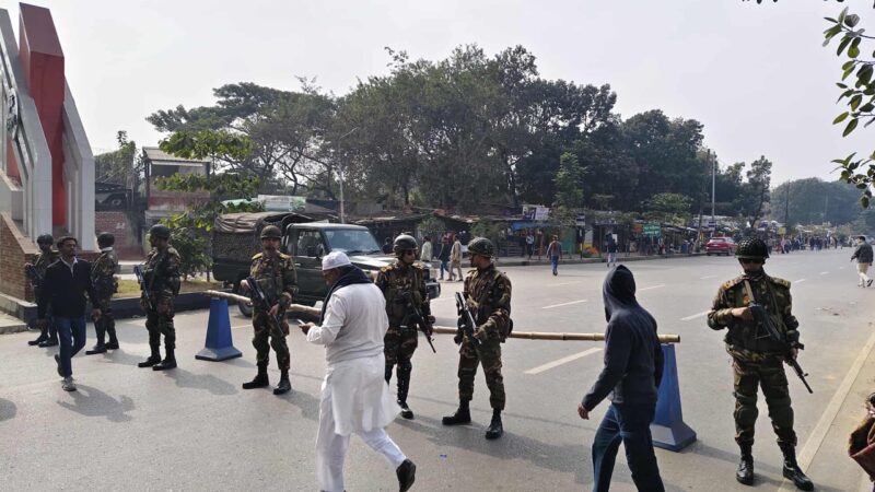 হেঁটেই খালেদা জিয়ার জানাজায় যাচ্ছে মানুষ, পথে পথে পুলিশ সেনা-বিজিবি মোতায়েন
