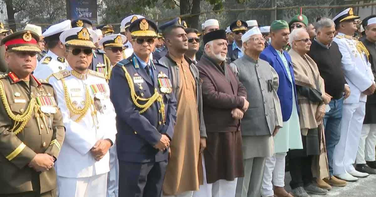 বেগম খালেদা জিয়ার জানাজার কাতারে দাঁড়ালেন প্রধান উপদেষ্টা