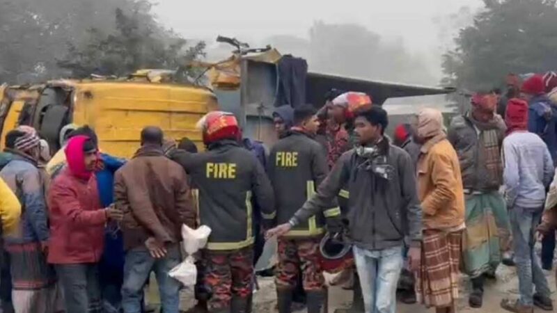 রাজশাহীতে ট্রাক উল্টে ৪ জনের মৃত্যু
