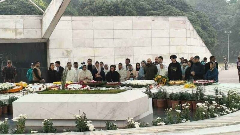 খালেদা জিয়ার কবর জিয়ারত করলেন পরিবারের সদস্যরা