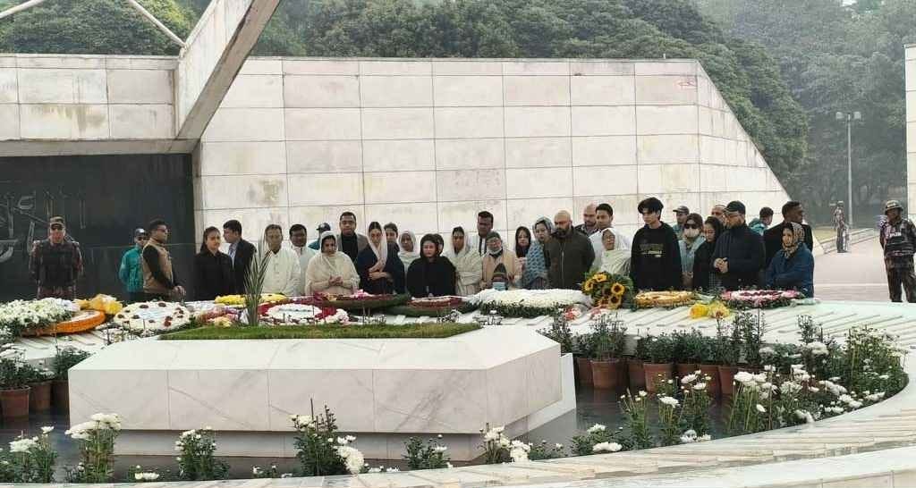 খালেদা জিয়ার কবর জিয়ারত করলেন পরিবারের সদস্যরা