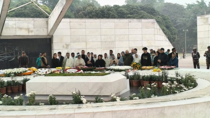 খালেদা জিয়ার কবর জিয়ারত করলেন পরিবারের সদস্যরা