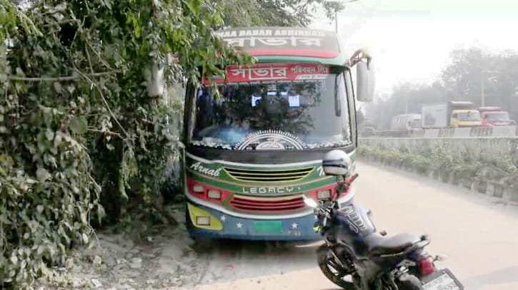 চলন্ত বাসে রাতভর গণধর্ষণ, চালক-হেলপারসহ গ্রেফতার ৩