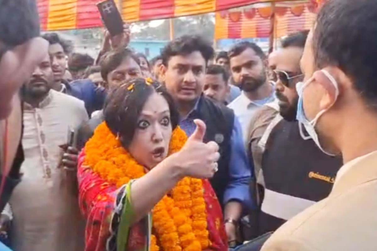 টক অব দ্য কান্ট্রি: রুমিন ফারহানার বৃদ্ধাঙ্গুলি
