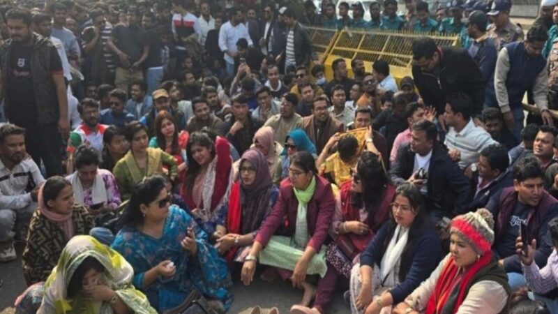ছাত্রদলের নির্বাচন কমিশন ঘেরাও